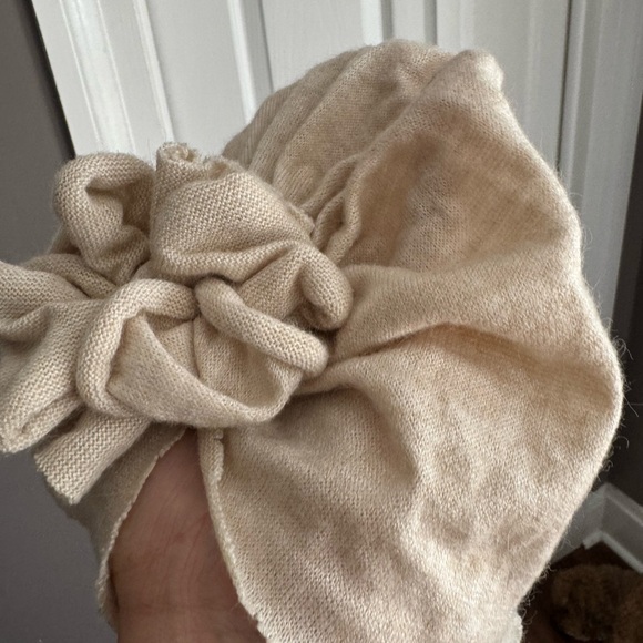 Neutral beige bunny knot - Picture 2 of 2